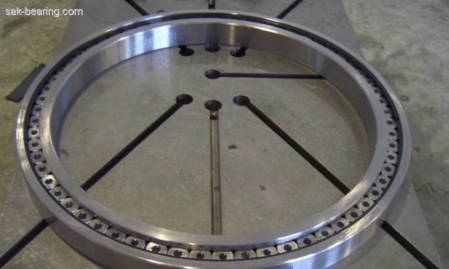 Full complement cylindrical roller bearing